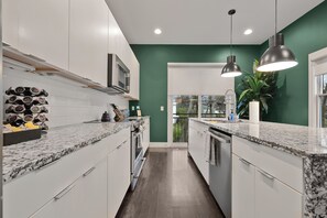 Fridge, microwave, oven, stovetop - Luxe Townhome w/King Suite - Rooftop Cinema w/Popcorn Machine - Sleeps 10! (Nashville)