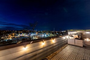Terrace/patio - Luxe Townhome w/King Suite - Rooftop Cinema w/Popcorn Machine - Sleeps 10! (Nashville)