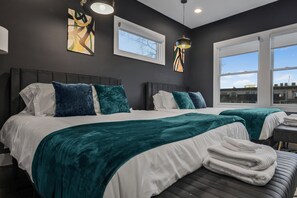 3 bedrooms, iron/ironing board, free WiFi, bed sheets - Luxe Townhome w/King Suite - Rooftop Cinema w/Popcorn Machine - Sleeps 10! (Nashville)