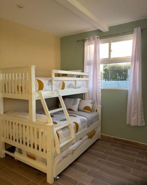 2 chambres, bureau, fer et planche à repasser, accès au Wi-Fi (inclus)