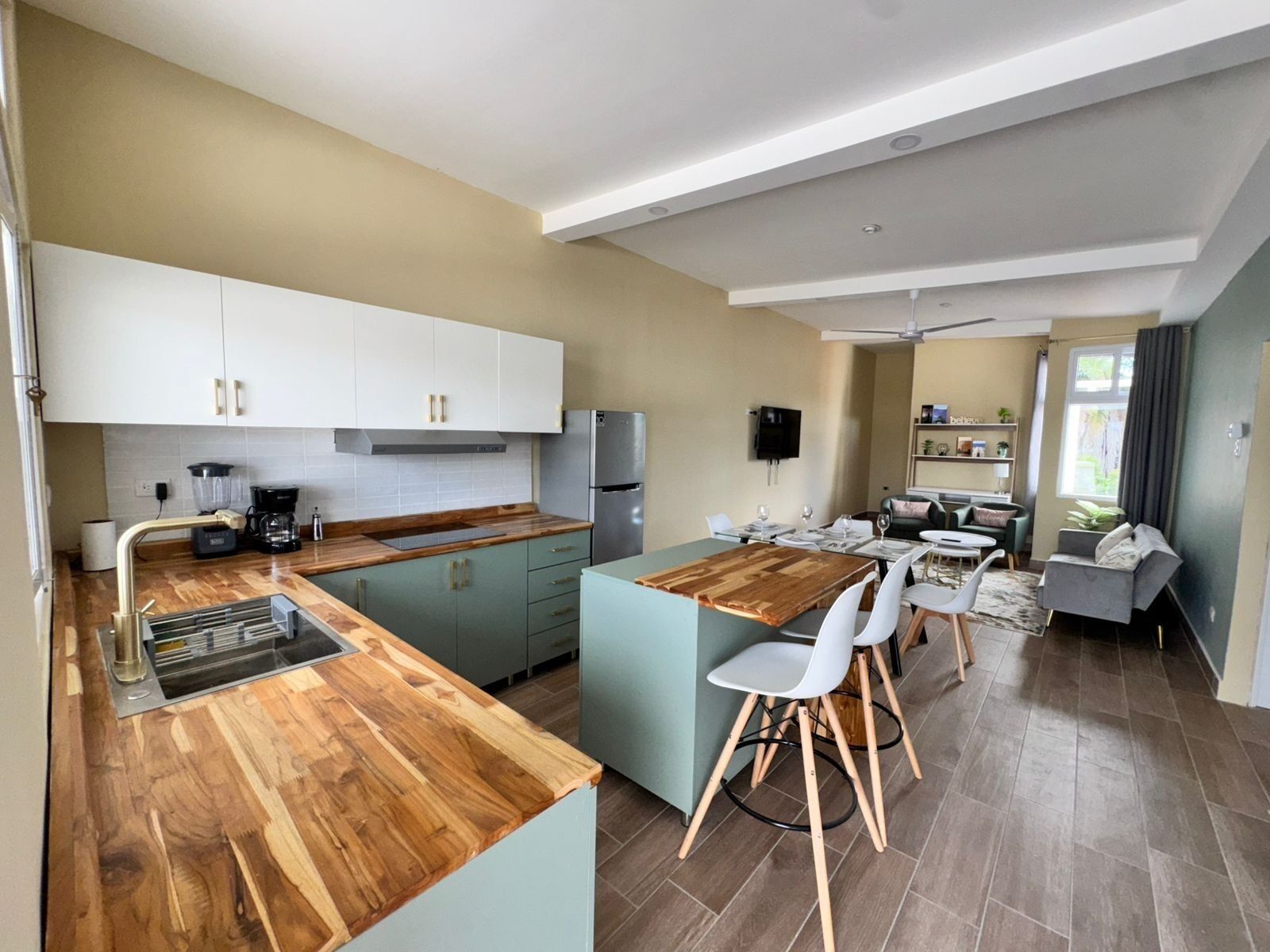 Frigorífico, microondas, cafetera o tetera y utensilios de cocina