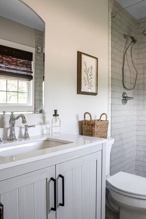 Hair dryer, towels, soap, toilet paper - The Cottage on Regan (Mason)
