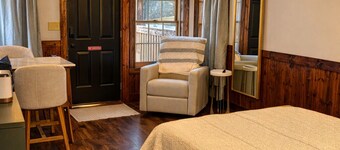 Charming and cozy private cottage steps from the banks of the Casselman River