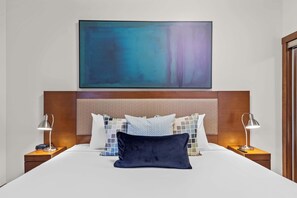 1 slaapkamer, een bureau, een strijkplank/strijkijzer, reisbedje
