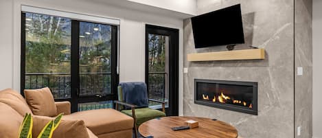 Televisión y chimenea