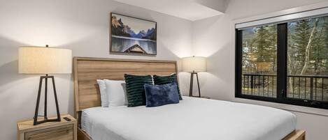 Tabla de planchar con plancha, wifi y ropa de cama