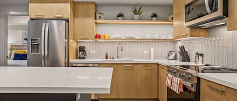 Réfrigérateur, micro-ondes, four, plaque de cuisson