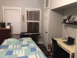 1 bedroom, WiFi, bed sheets - Cozy 1-bedroom apartment in Cleveland's Little Italy! (Cleveland)