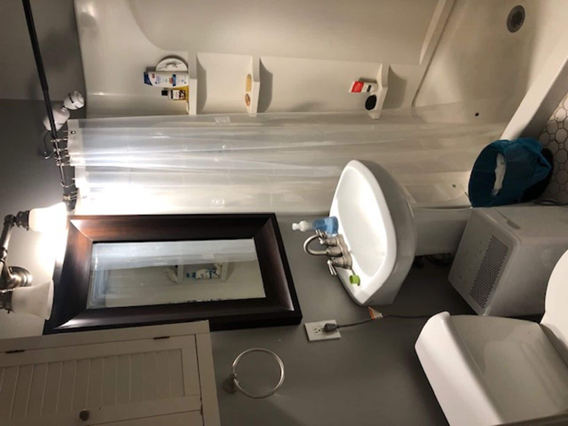 Serviettes fournies, papier toilette