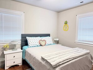 3 bedrooms, desk, iron/ironing board, travel cot - Charming Ranch Home/pet friendly/fenced yard/4TVs (Richmond)
