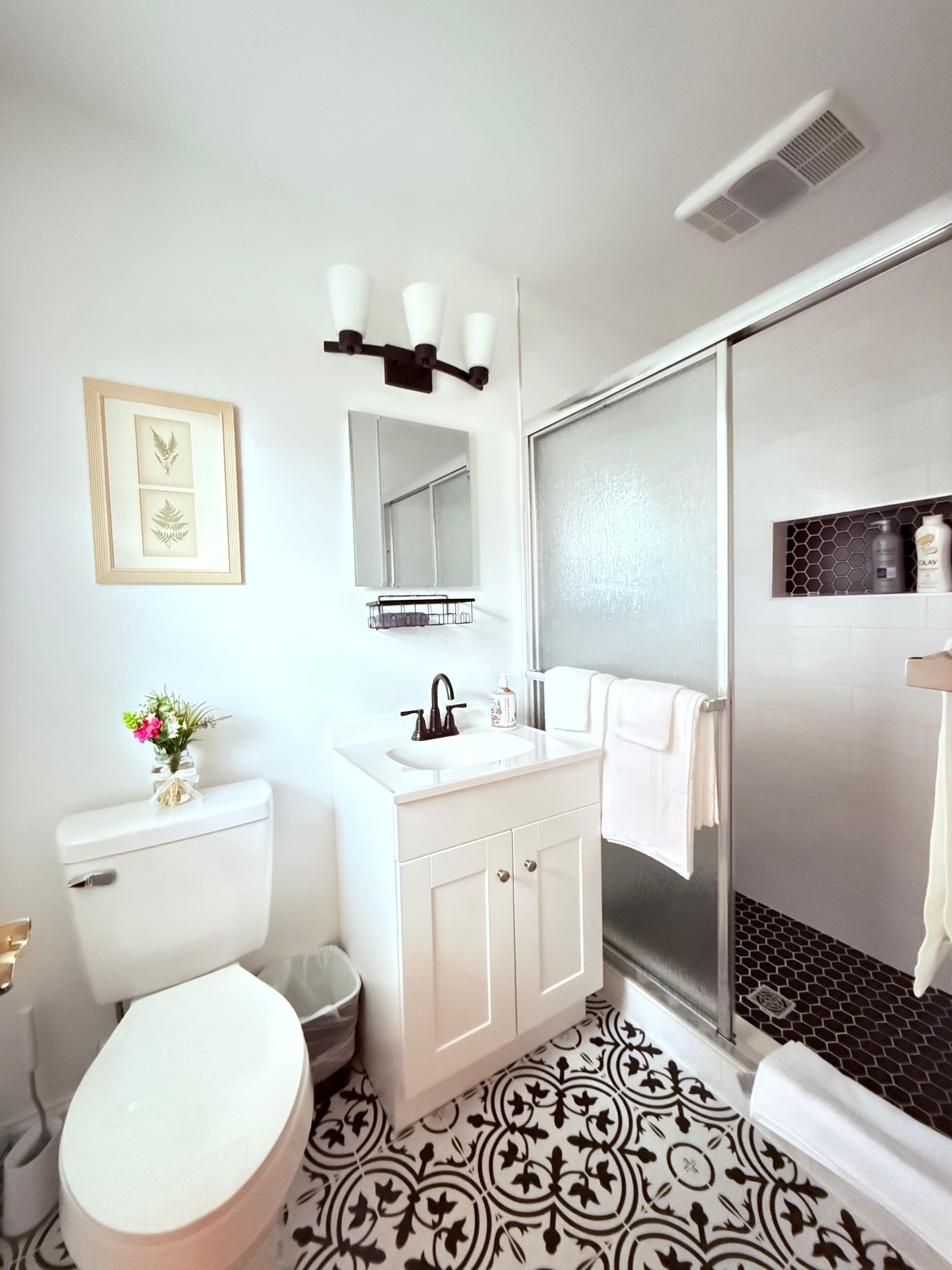 Douche, sèche-cheveux, serviettes fournies, shampoing