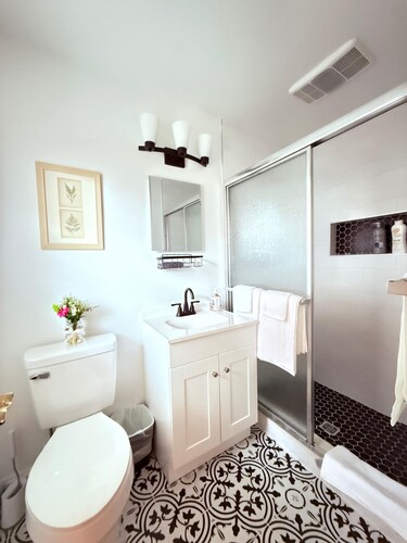 Charming Ranch Home/pet friendly/fenced yard/4TVs