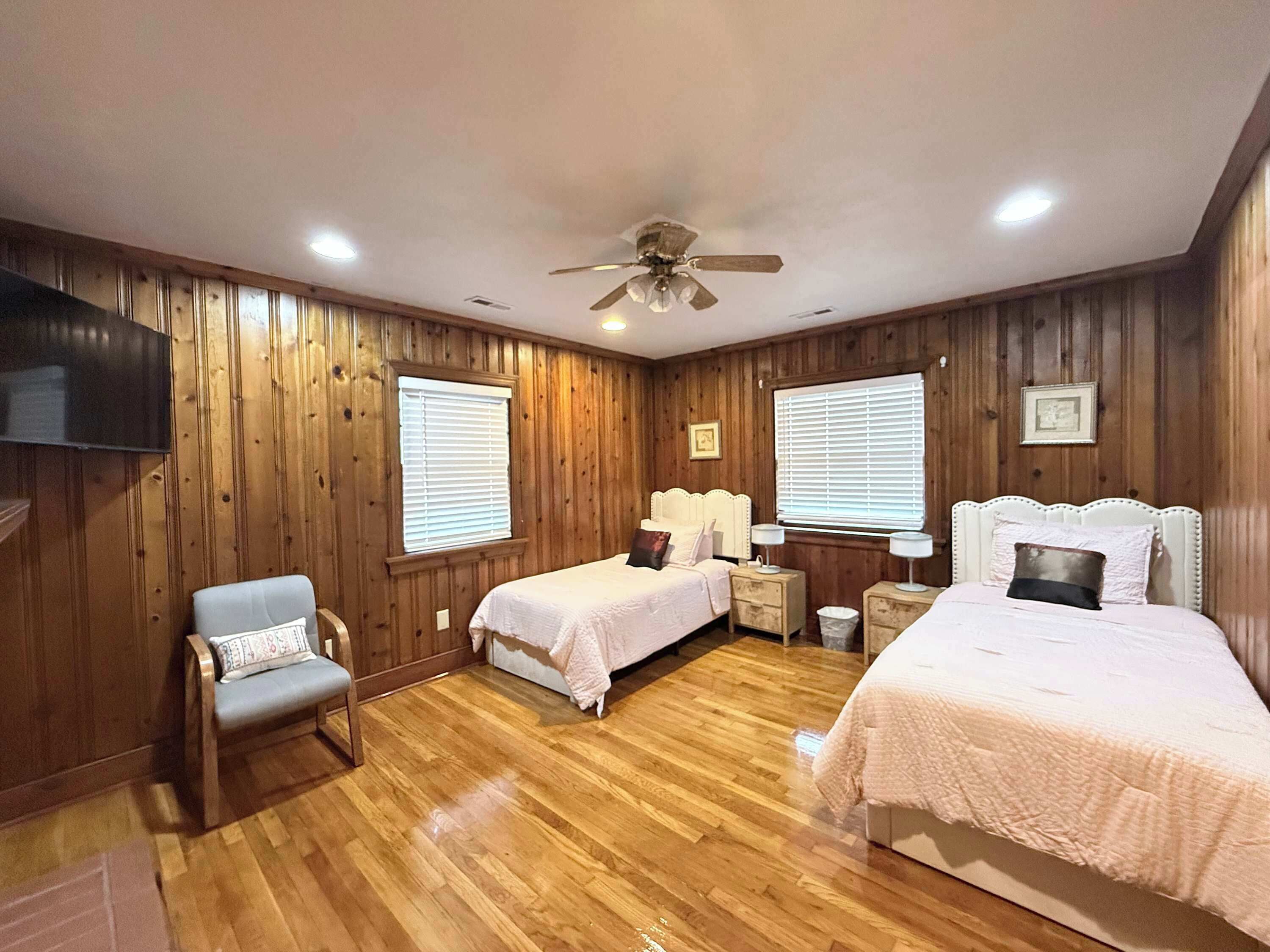 Schreibtisch, Bügeleisen/Bügelbrett, Reisekinderbett, WLAN