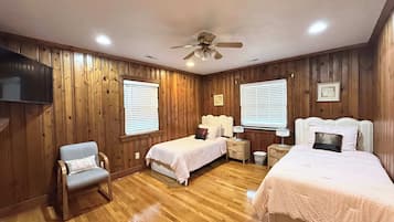 Schreibtisch, Bügeleisen/Bügelbrett, Reisekinderbett, WLAN