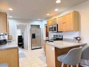 Fridge, microwave, oven, stovetop - Charming Ranch Home/pet friendly/fenced yard/4TVs (Richmond)