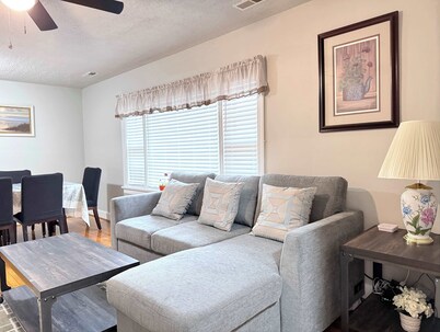 Charming Ranch Home/pet friendly/fenced yard/4TVs