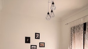 Ein Schlafzimmer mit zwei Betten, einem gemusterten Teppich und einer Deckenleuchte.