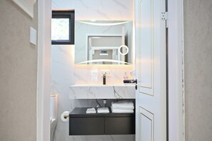 Hair dryer, towels, soap, toilet paper - Star Apple Suite (1BR) (Saint George)