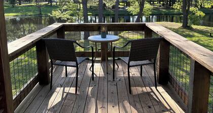 Hog Heaven Waterfront Cabin on Stocked Pond 4 miles to Lufkin