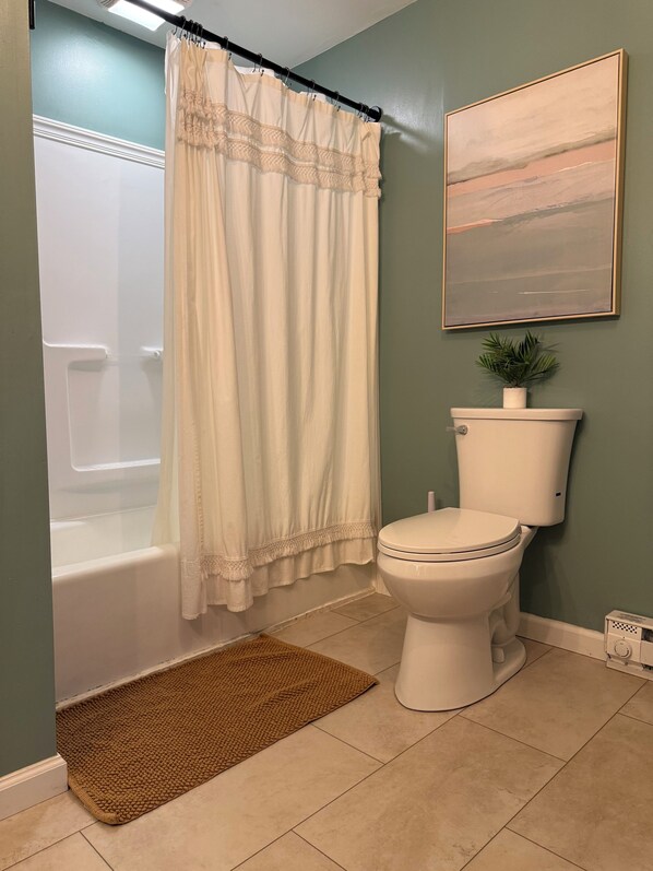 Hair dryer, towels, soap, toilet paper - The Riesling Ranch - Wine Trail, Vineyards, Breweries, Hiking (Hector)