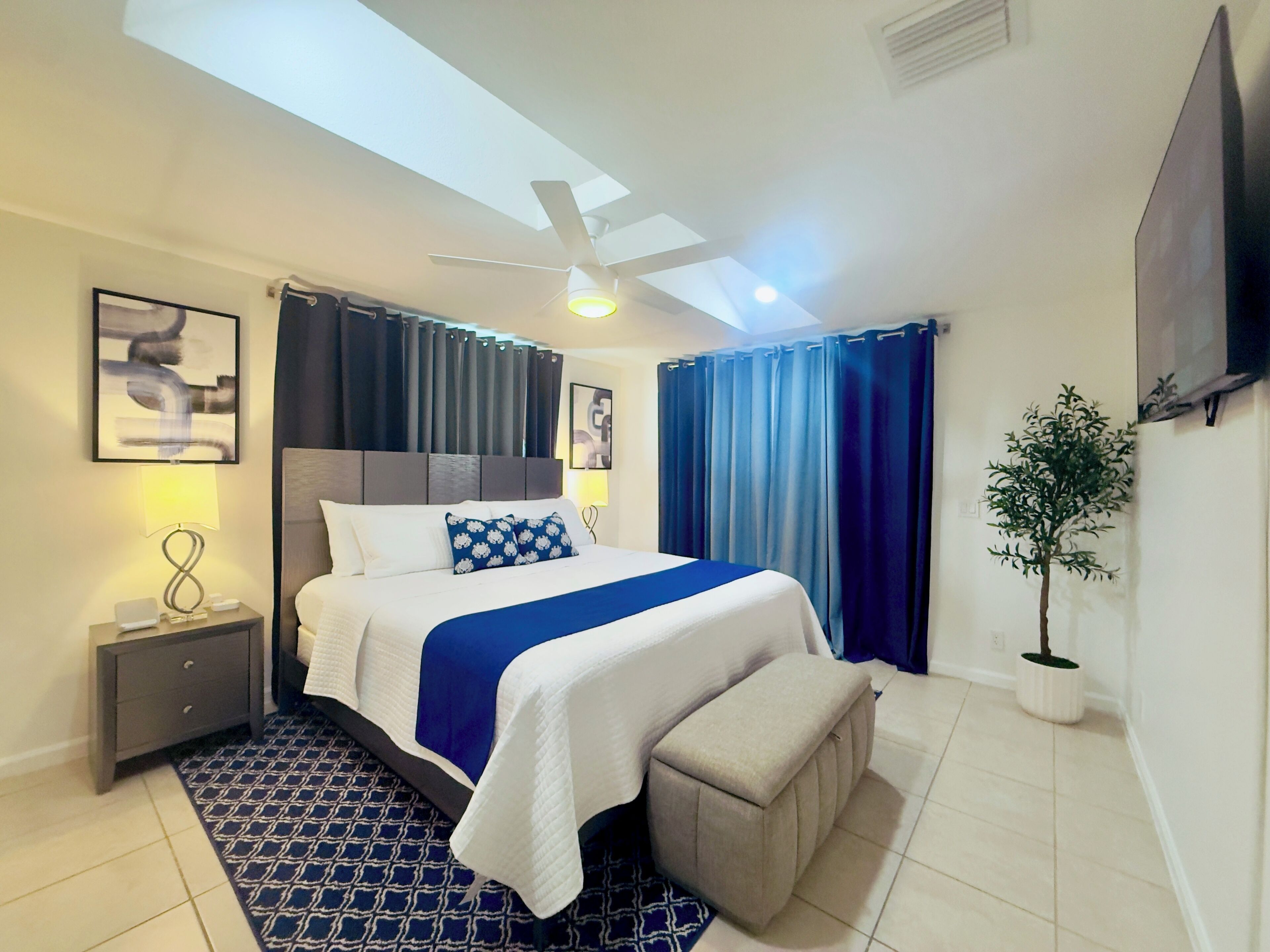 3 soverom, skrivebord, strykejern/-brett og reiseseng for barn