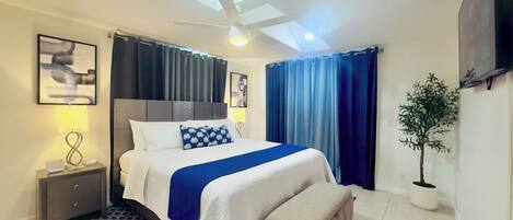 3 soverom, skrivebord, strykejern/-brett og reiseseng for barn