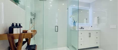 Douche, séchoir à cheveux, serviettes fournies, savon