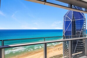 Beach nearby - Infinity Oceanview 2 Bedroom Suite - The Langham (Surfers Paradise)