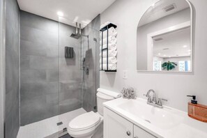 Douche, sèche-cheveux, serviettes fournies