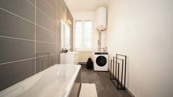 Haartrockner, Handtücher, Seife, Toilettenpapier