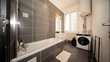 Een haardroger, handdoeken, zeep, toiletpapier