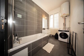 Secadora de cabello, toallas, jabón, papel de baño 