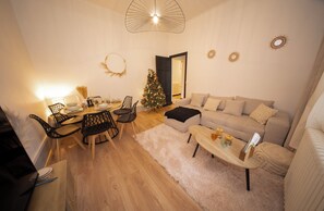 TV - L'Élégance - Cozzy & Chill (2-bedroom apartment with parking) (Chambéry)