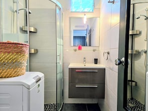Shower, towels, toilet paper - Apartment Bout'quai (Les Trois-Îlets)
