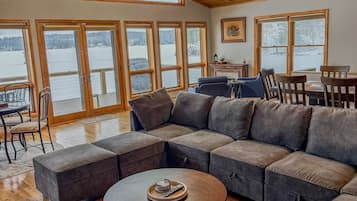 TV connectée, cheminée, livres