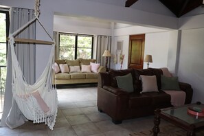 TV - Beautiful 2-bedroom condo with AC in Tamarindo (Tamarindo)