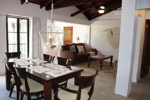 TV - Beautiful 2-bedroom condo with AC in Tamarindo (Tamarindo)