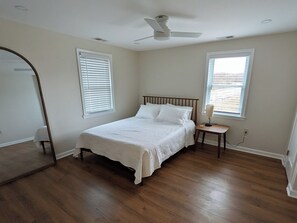 Iron/ironing board, WiFi, bed sheets - Enjoyable and updated farmhouse in the heart of Frederick County (Adamstown)
