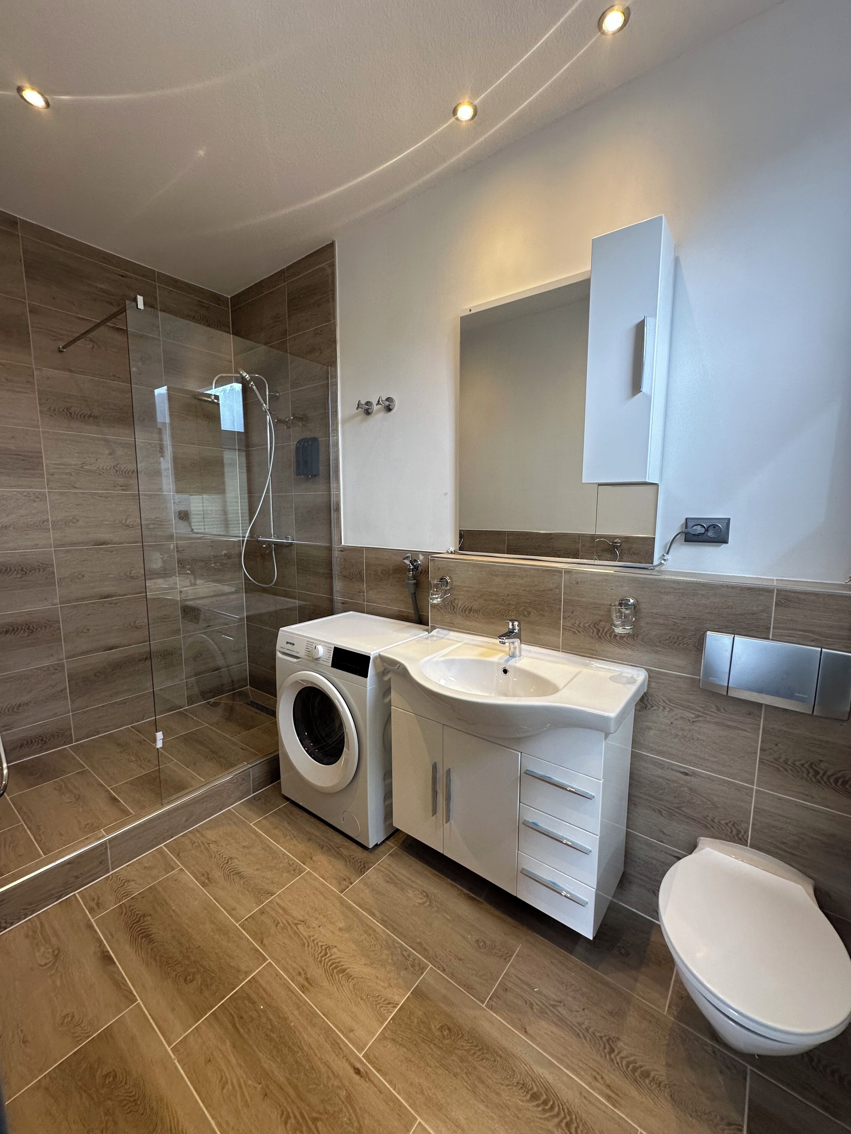 Een douche, handdoeken, toiletpapier