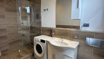 Een douche, handdoeken, toiletpapier