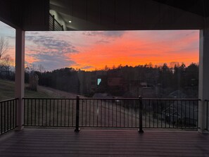 Terrace/patio - Contemporary 3-bdr house, 20-min downtown AVL & 30 min to Smokies! WNC Sunsets! (Leicester)