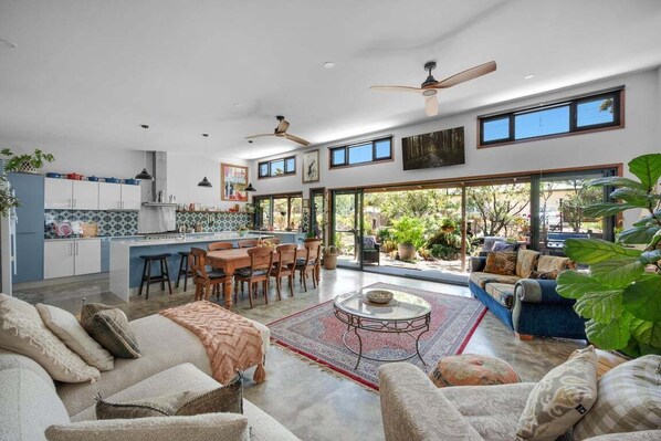 TV - Hyams Reach Retreat - Jervis Bay stay, pets welcome (Shoalhaven City Council)