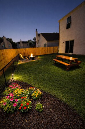 Outdoor dining - Spacious 5-bedroom house in peaceful NE Indianapolis Subdivision (Indianapolis)