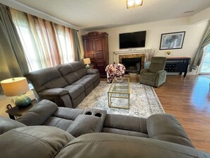 Smart TV, fireplace - Spacious 5-bedroom house in peaceful NE Indianapolis Subdivision (Indianapolis)