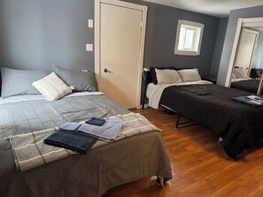 3 bedrooms, iron/ironing board, free WiFi, bed sheets - Charming 3 bedroom, 2 storey home.  Sleeps 8 Minutes walk to recreation (Kenora)