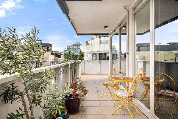 Outdoor dining - Bright 2-Bed Home with Secure Parking (South Yarra)