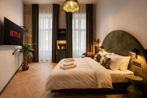 Deluxe Studio Suite - Maroon & Moss Residence (Budapest)