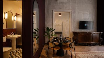 Suite Premium | Área de sala de estar | Smart TV de 55 pulgadas con canales digitales