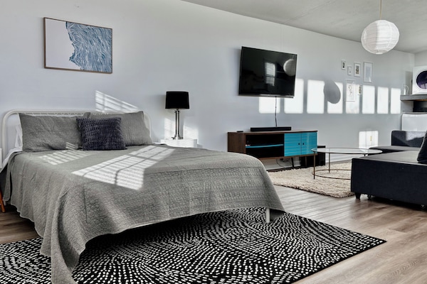 Tabla de planchar con plancha, internet y ropa de cama