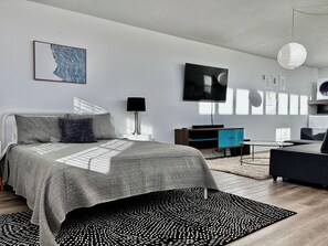 Iron/ironing board, internet, bed sheets